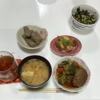 晩御飯☆煮込みハンバーグ☆捻りこんにゃくの炊いたん☆焼き厚揚げの中華和え☆みそ汁（えのき・じゃが芋・玉葱・厚揚げ）☆大根菜と雑魚のふりかけ|Saharaさん