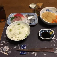 宮野食品さんのしお豆を混ぜた豆ご飯、刺身三点盛り、〆さばお造り、大根とじゃがいもと人参としらたきの煮物、沢庵、麦茶、プリン(夕飯)|enarinさん