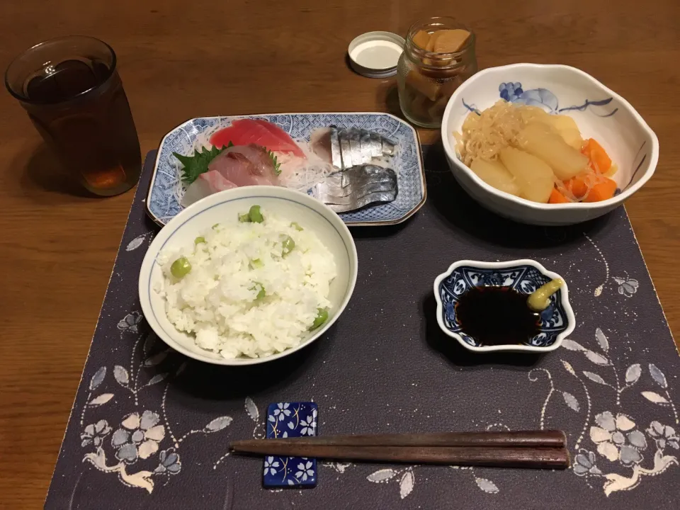 宮野食品さんのしお豆を混ぜた豆ご飯、刺身三点盛り、〆さばお造り、大根とじゃがいもと人参としらたきの煮物、沢庵、麦茶、プリン(夕飯)|enarinさん