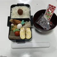 パパ弁☆捻りこんにゃくの炊いたん☆卵焼き☆鮭☆チキンナゲット☆ごぼうサラダ☆うずらの卵☆プチトマト☆赤だし|Saharaさん