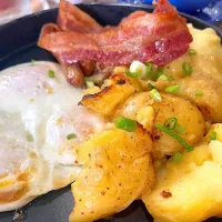 Breakfast potatoes, overmedium fried eggs, & bacon| 🌺IAnneさん