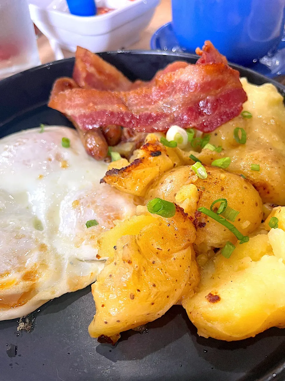 Breakfast potatoes, overmedium fried eggs, & bacon|🌺IAnneさん