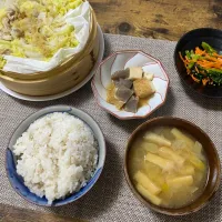 白菜豚肉のせいろ蒸し（下に豆苗）　小松菜と人参のナムル　厚揚げこんにゃく　麦ご飯　味噌汁|♡misaki♡さん