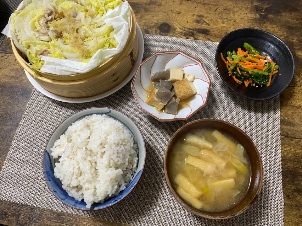 白菜豚肉のせいろ蒸し（下に豆苗）　小松菜と人参のナムル　厚揚げこんにゃく　麦ご飯　味噌汁|♡misaki♡さん