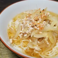 パパ作👨玉ねぎと鶏ひき肉のそうめん| ぱんだのままんさん