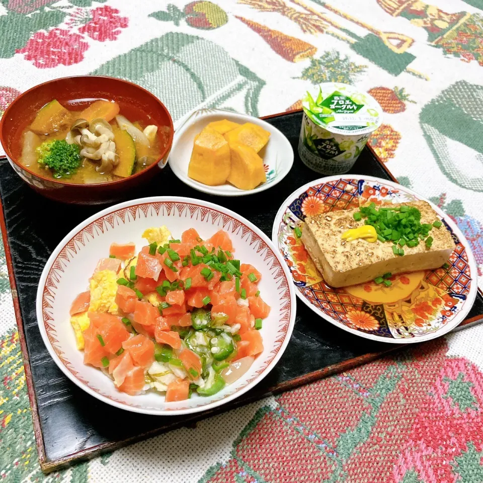 grandmaの晩ごはん☆ 今夜はサーモン丼…サーモン､山の芋､オクラ、ネギ､玉子で…
焼き豆腐の煮付け、お味噌汁で
柿をデザートに頂きます|kaoriさん