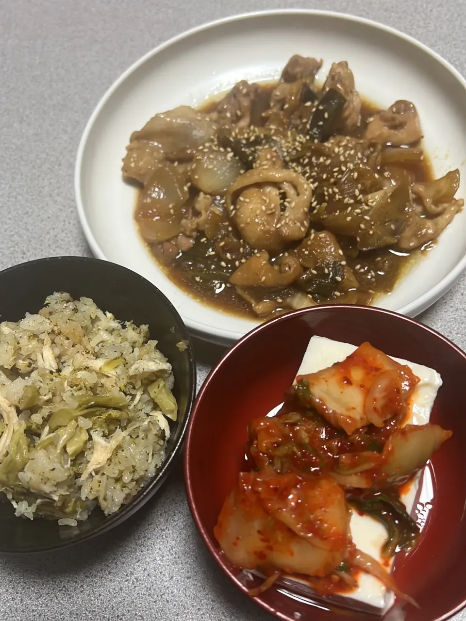 鶏肉とネギの煮込み、キムチと豆腐、炊き込みゴハン|メシ岡さん