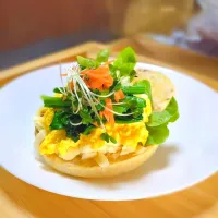 緑黄色野菜と卵のライ麦マフィン🥪| 森のごはん屋さんさん