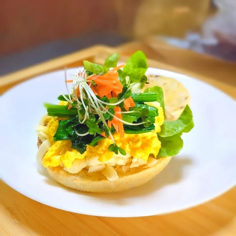 緑黄色野菜と卵のライ麦マフィン🥪|森のごはん屋さんさん