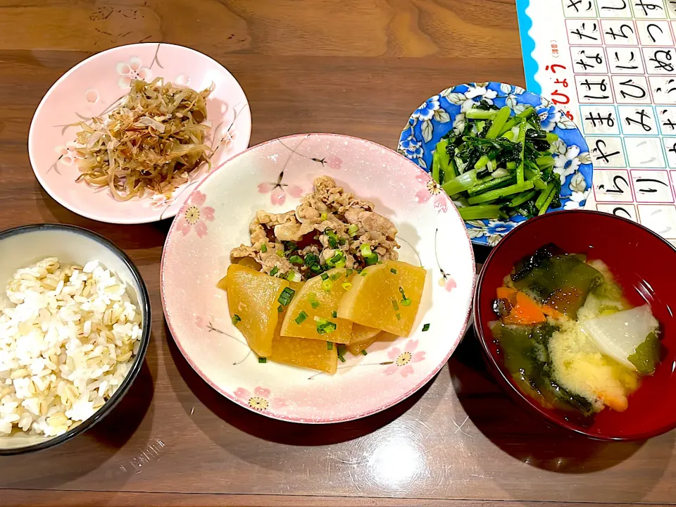 かぶと豚ロースの甘辛煮　根菜とわかめの味噌汁　かぶの葉の中華炒め　醤油バターの無限ごぼう|おさむん17さん