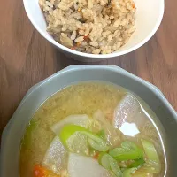 炊き込みご飯とお味噌汁|akkkkkさん