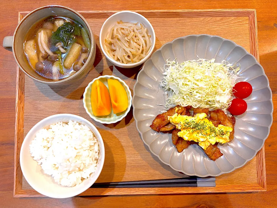 夜ご飯(トンテキ、もやしナムル、小松菜スープ、柿)|cocomikaさん