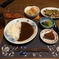 カレーライス、魚肉ソーセージの肉野菜炒め、小松菜のお浸し、煮物、キムチ、麦茶、チョコケーキ(夕飯)| enarinさん