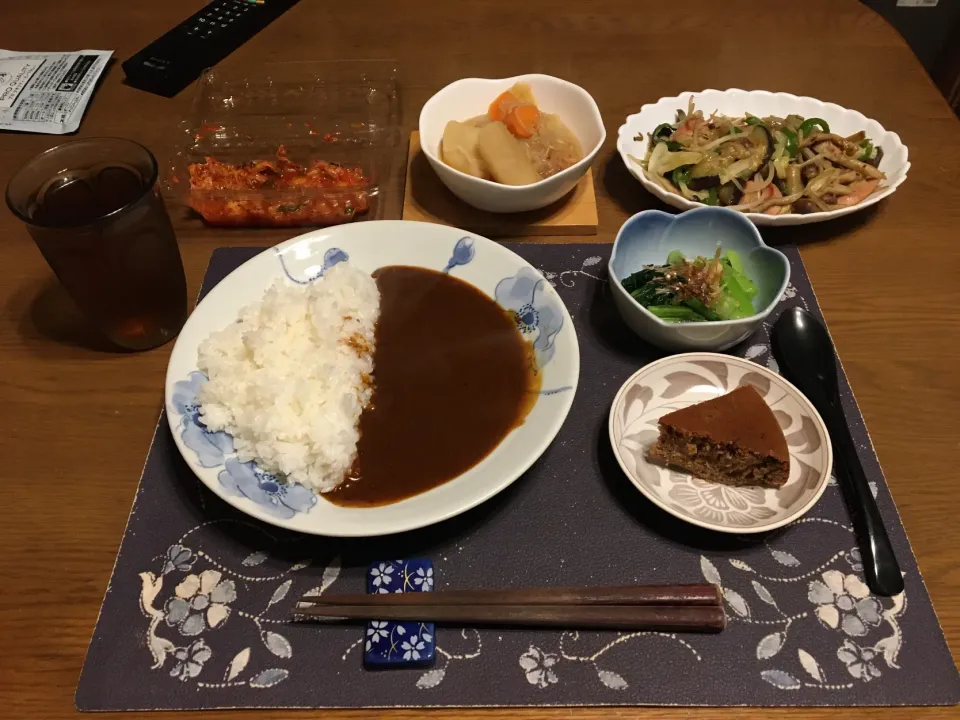 カレーライス、魚肉ソーセージの肉野菜炒め、小松菜のお浸し、煮物、キムチ、麦茶、チョコケーキ(夕飯)|enarinさん