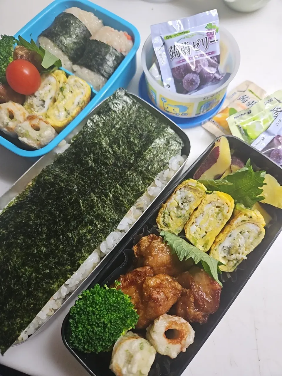 ☆高校生、小学生弁当☆海苔オカカ二段ごはん、(おこわお握り)、薩摩芋、シラス三つ葉卵焼き、唐揚げ、竹輪礒揚げ、ブロッコリー、(ミニトマト)、蒟蒻ゼリー|ｼｮｺﾗさん