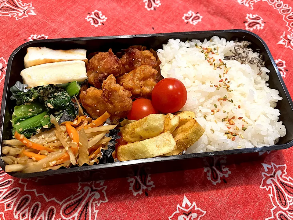 2024.11.29 息子弁当　◎唐揚げ　◎ポテトフライカレー味　◎小松菜胡麻和え　◎金平ごぼう　◎はんぺんバター醤油焼き|goroさん