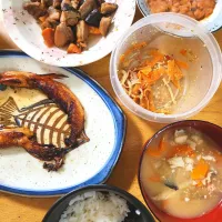 鶏肉とにんじんのこってり煮物、鮭ハラス、にんじんとカニカマの胡麻マヨサラダ、かんぱちのあら汁、塩辛|さきさん