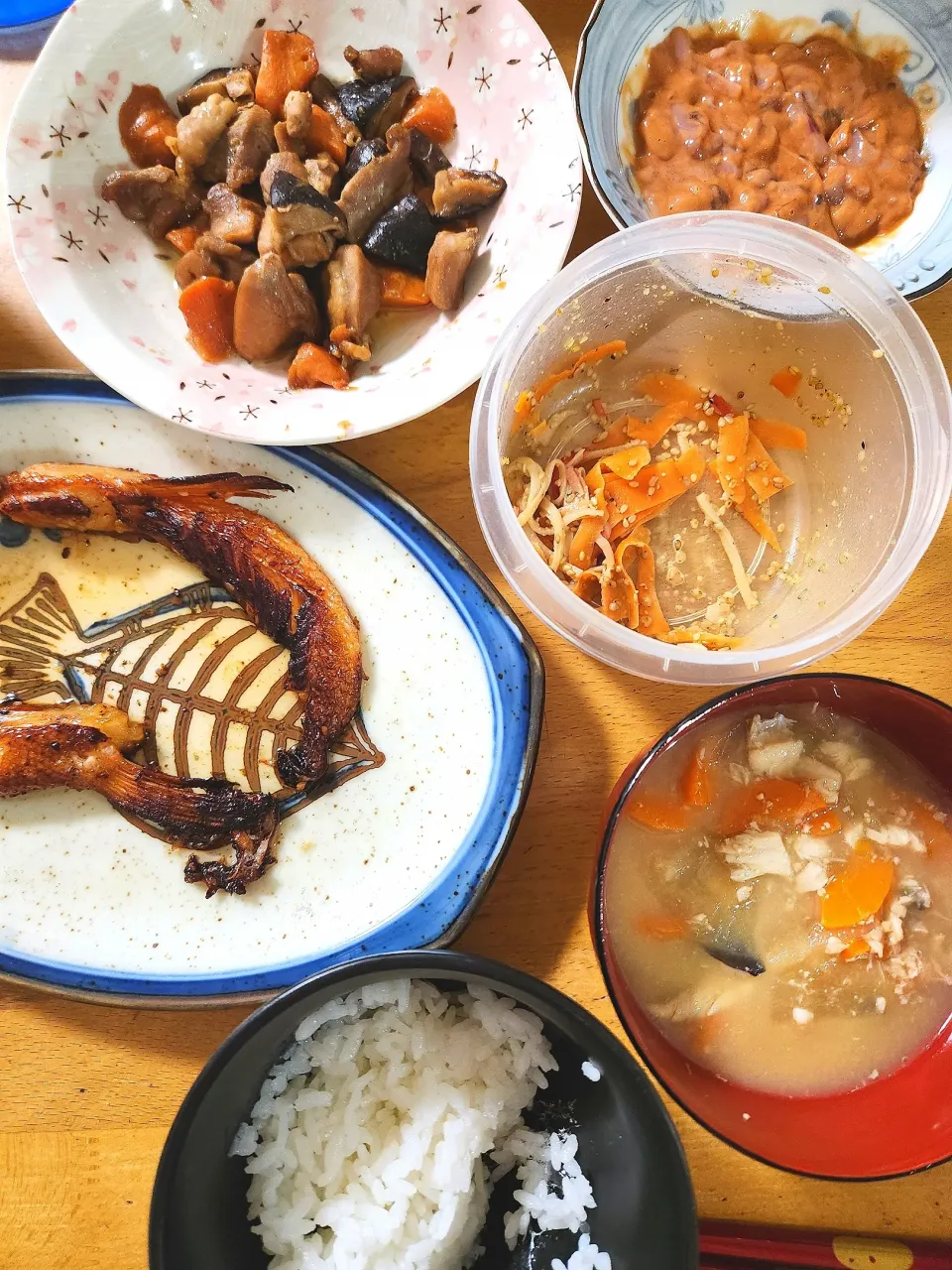 鶏肉とにんじんのこってり煮物、鮭ハラス、にんじんとカニカマの胡麻マヨサラダ、かんぱちのあら汁、塩辛|さきさん