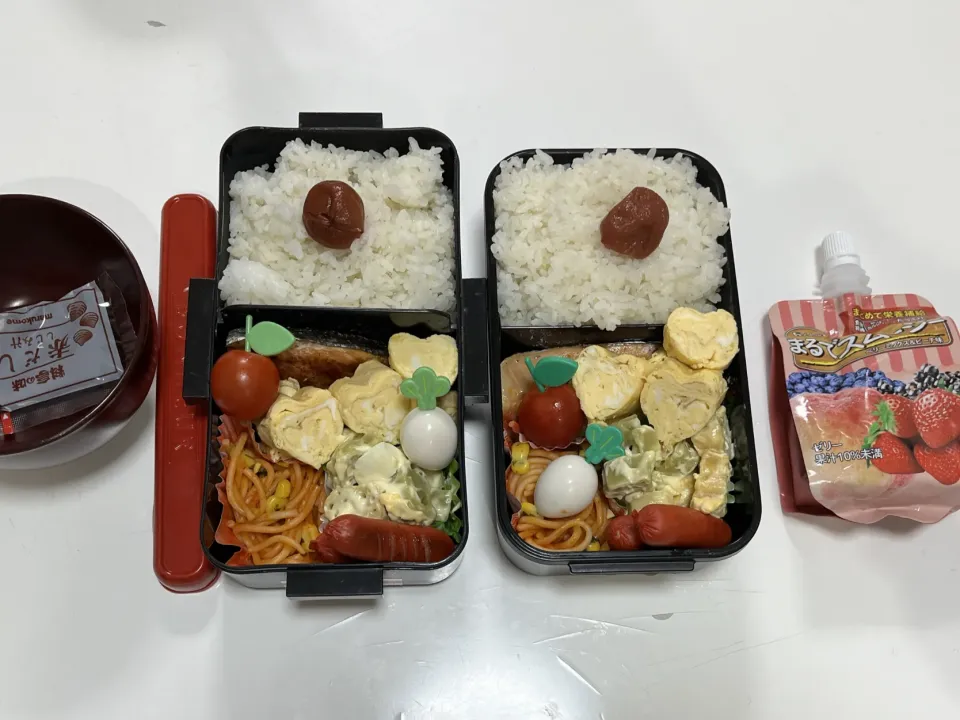 パパ弁と反抗期小６男子弁当☆鮭☆赤ウインナー☆マカロニサラダ（トイストーリー）☆ハートの卵焼き☆プチトマトのリンゴ☆うずらの卵の大根☆ナポリタン☆赤だし（パパ弁）☆スムージー（次男）|Saharaさん