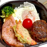 ハンバーグ　目玉焼き　ハム　カニカマ磯辺揚　トマトブロ|senaさん