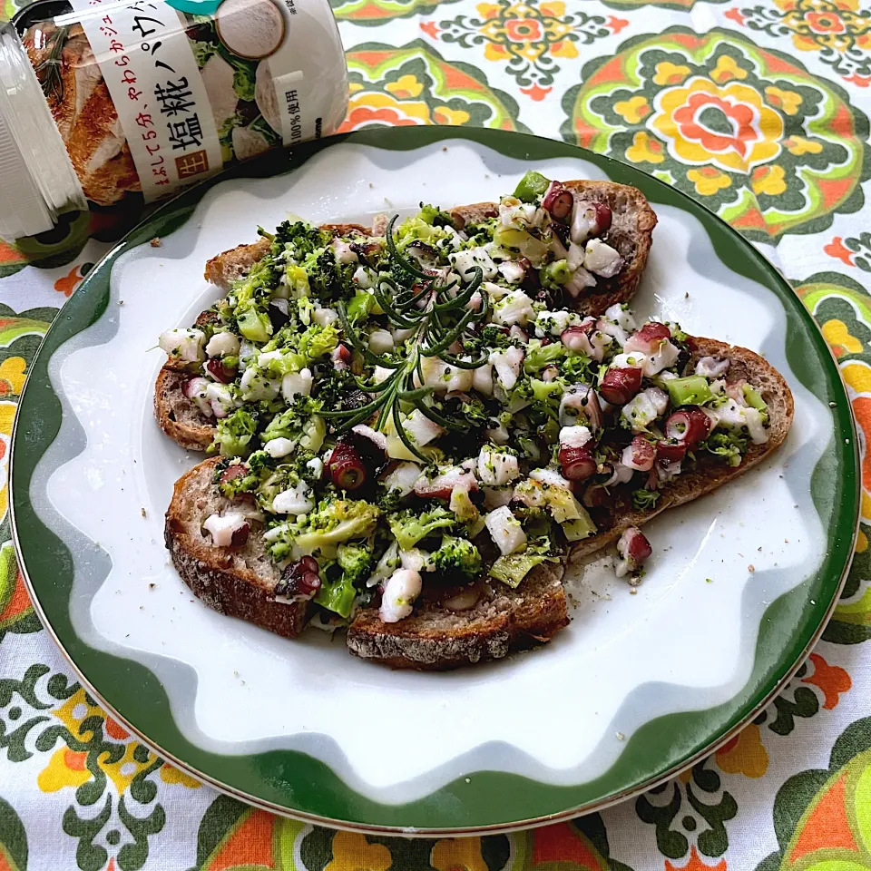 タコとブロッコリーのタルタルタルティーヌ|七海さん