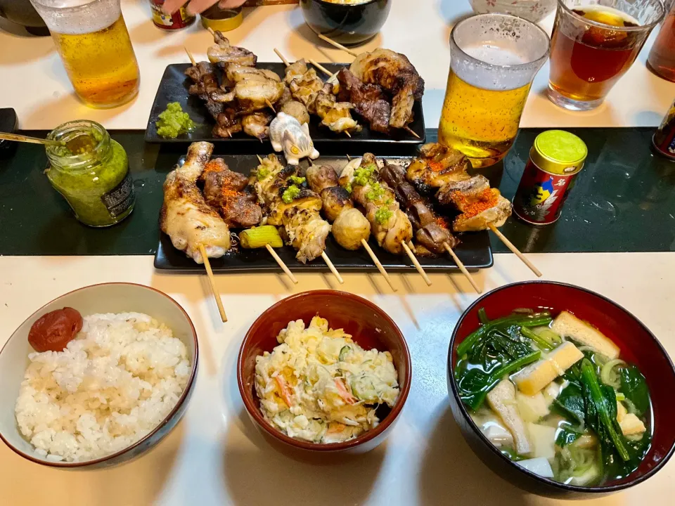 先日のBBQで使った丸鶏を買った店で焼いている焼き鳥とポテサラとお味噌汁で晩御飯。
今日のポテサラは、クレイジーソルトで
味付けし、ガリガリブラックペッパーかけて、マヨネーズはもちろんですが、ワインビネガーとトリュフオイルで仕上げました。
味噌汁は、豆腐とお揚げさんとほうれん草で。焼き鳥は、モモ、つくね、手羽先、カシラ|Takeshi  Nagakiさん