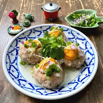 Snapdishの人気料理写真:หมูสับนึ่งไข่เค็ม（ムーサップヌンカイケム）🇹🇭蒸した豚ひき肉と塩漬け卵