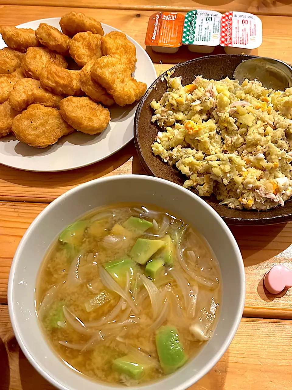 さつまいもサラダ & アボカドと玉ねぎのお味噌汁 & マックのチキンナゲット|ぺろたんさん