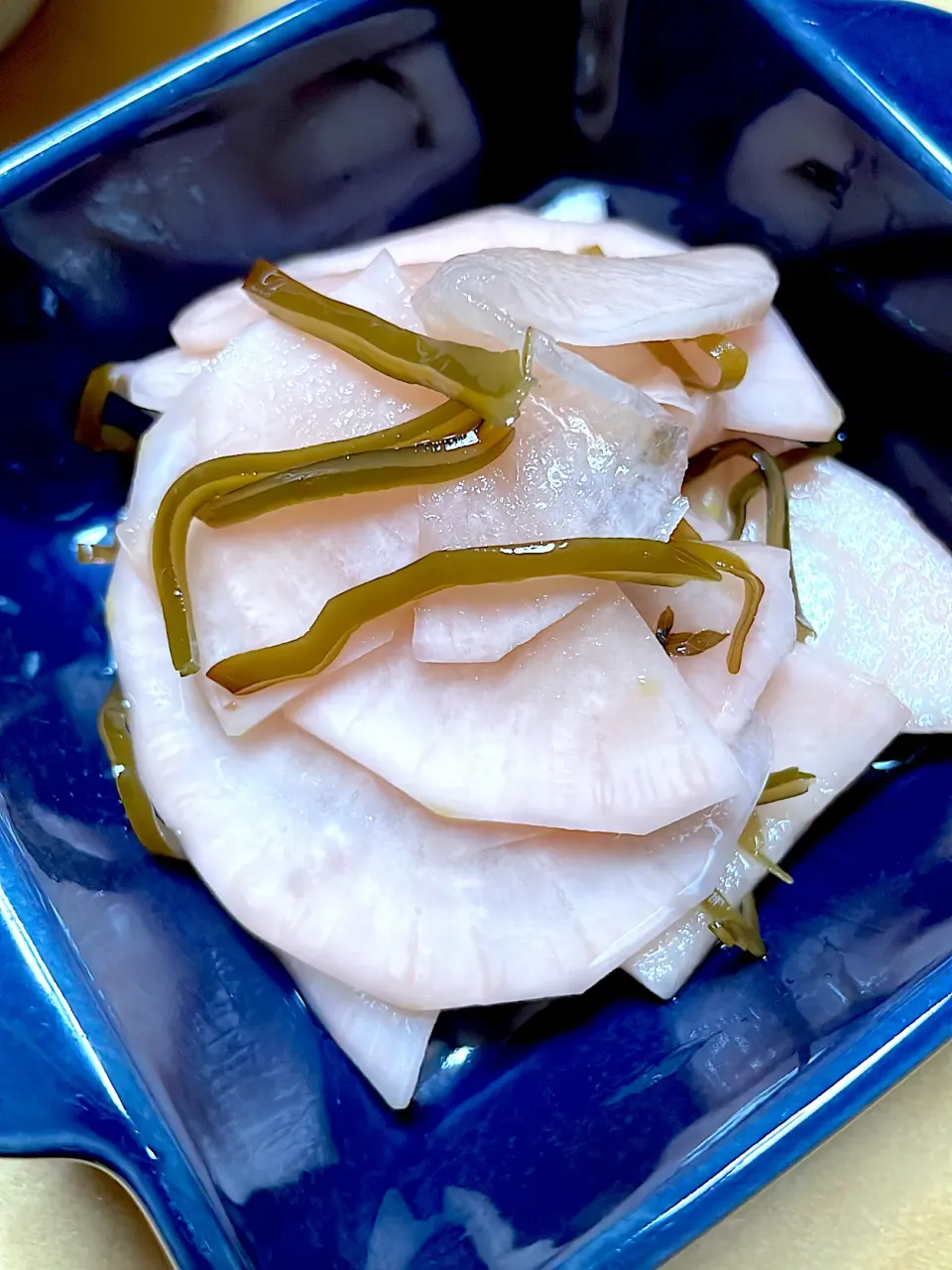 漬けた梅干しのつゆで大根漬作ってみた。旨い😋|abekoさん