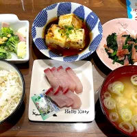 鰤の刺身　白子の味噌汁　ほうれん草とベーコンのガリバタ醤油炒め　揚げ出し豆腐　ブロッコリーとハムのマヨ和え|おさむん17さん