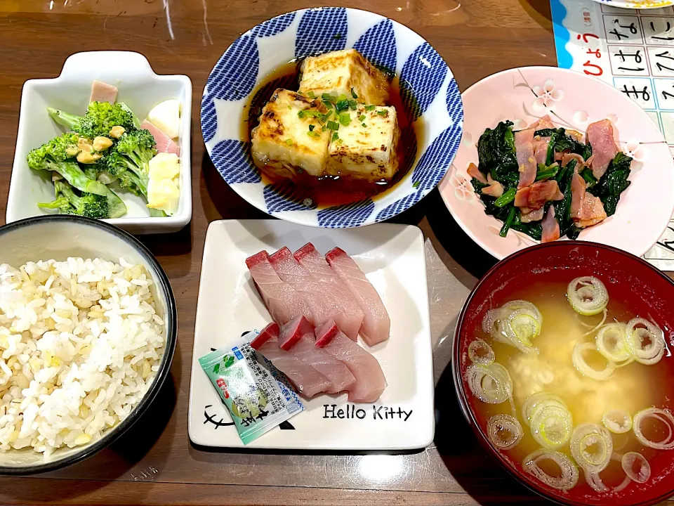 鰤の刺身　白子の味噌汁　ほうれん草とベーコンのガリバタ醤油炒め　揚げ出し豆腐　ブロッコリーとハムのマヨ和え|おさむん17さん