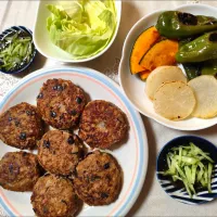 みんなお疲れ様の夜ごはん。ハンバーグ焼き野菜キャベツにもずく酢はきゅうりと混ぜて。|m.rafuさん