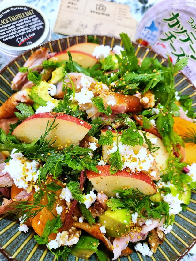 Snapdishの料理・レシピ写真:🔷春菊と果実と🍗スモークチキンのサラダ仕立て🔷｜りんごを使って一品料理