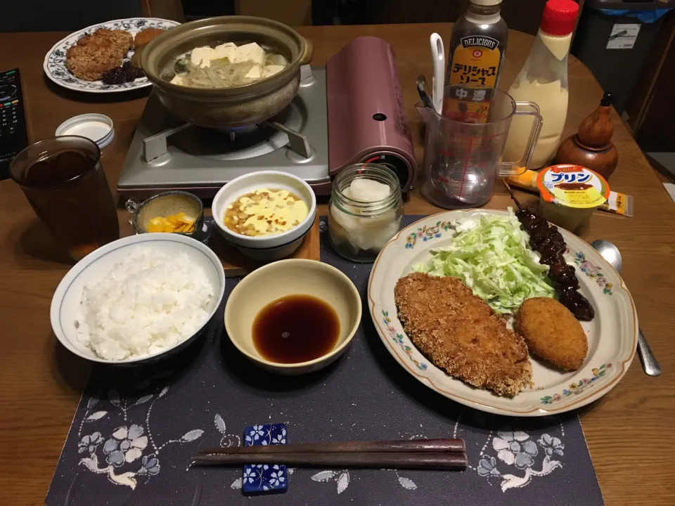 ご飯、ローストンカツ、コロッケ、鳥レバー串、千切りキャベツ、きのこ鍋、バターコーン、べったら漬け、麦茶、プリン(夕飯)|enarinさん