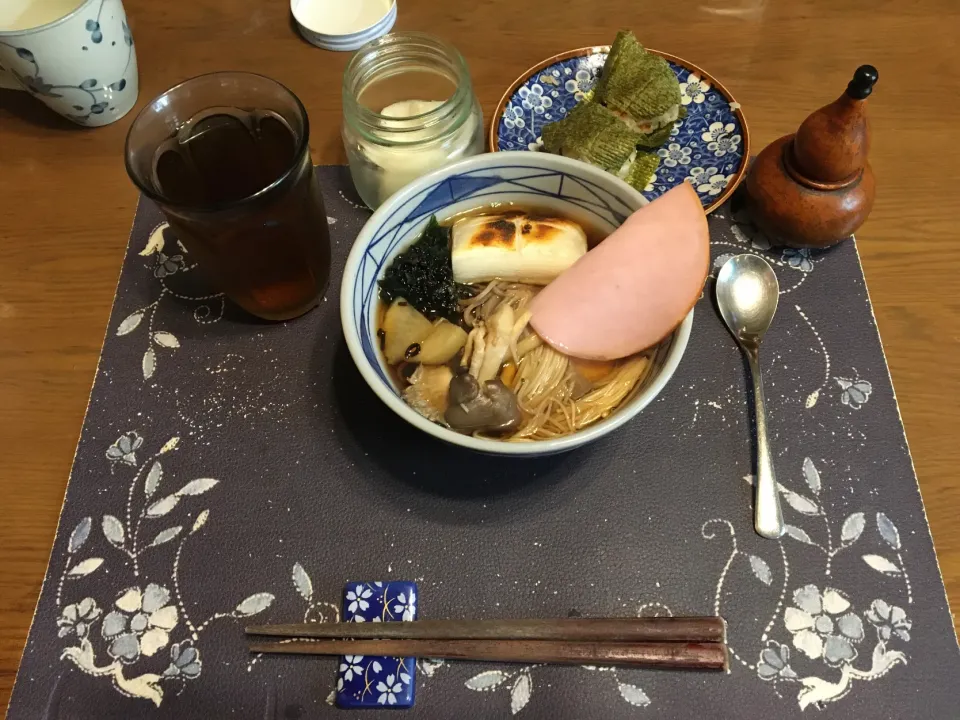 ちからきのこ蕎麦、わさびふりかけと塩昆布のおにぎり、べったら漬け、熱い日本茶(昼飯)|enarinさん