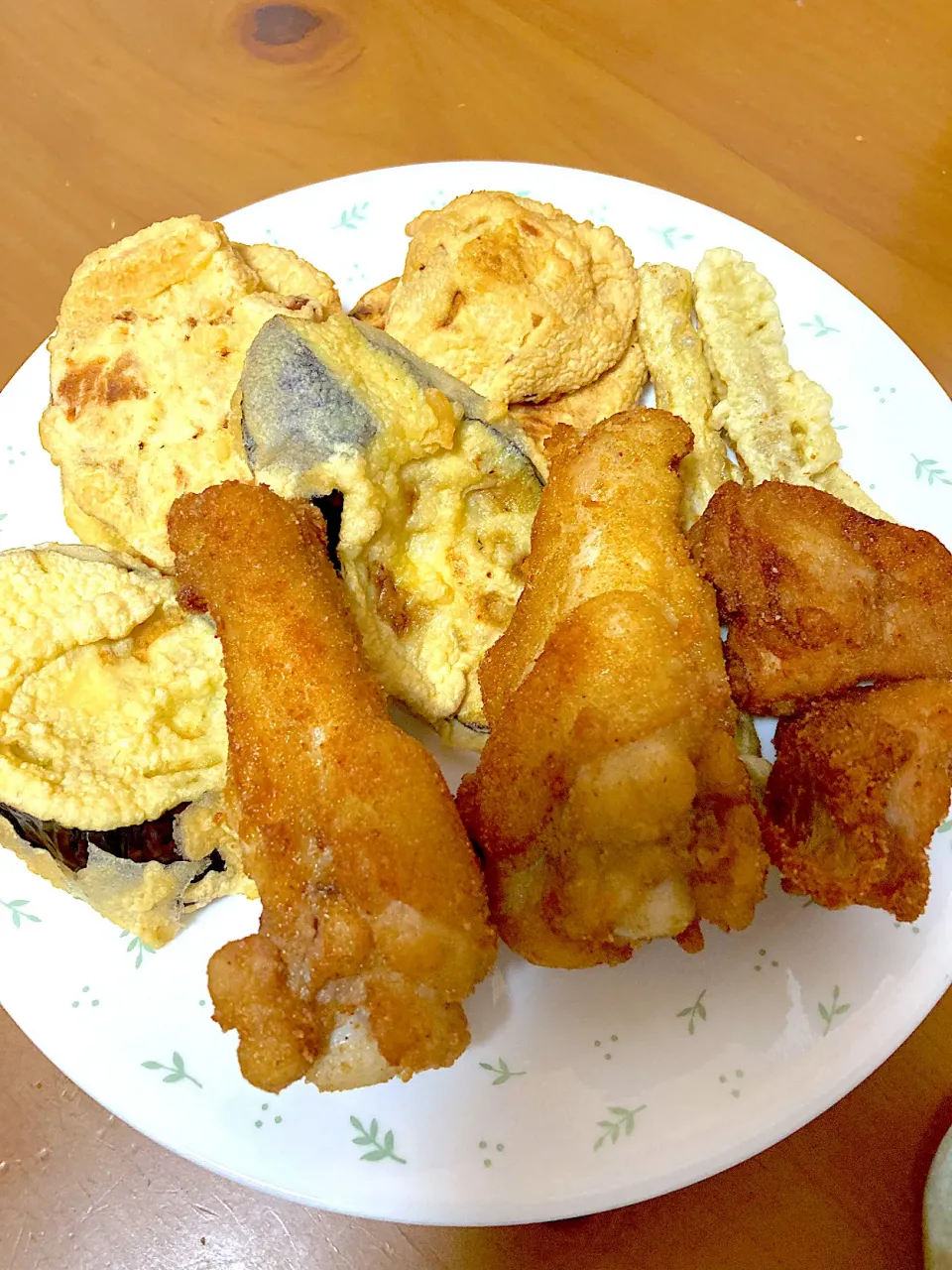 ケンタッキーのCM観たら食べたがったので唐揚げ🍗とついでに残り野菜の天麩羅☺︎|さくたえさん