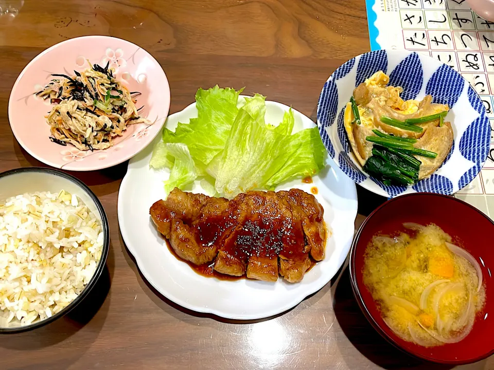 トンテキ　かぼちゃと玉ねぎの味噌汁　車麩の卵とじ　切り干し大根とひじきのサラダ|おさむん17さん