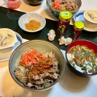 晩御飯　牛丼　スーパーの茶碗蒸　なめこと豆腐のお味噌汁|Takeshi  Nagakiさん