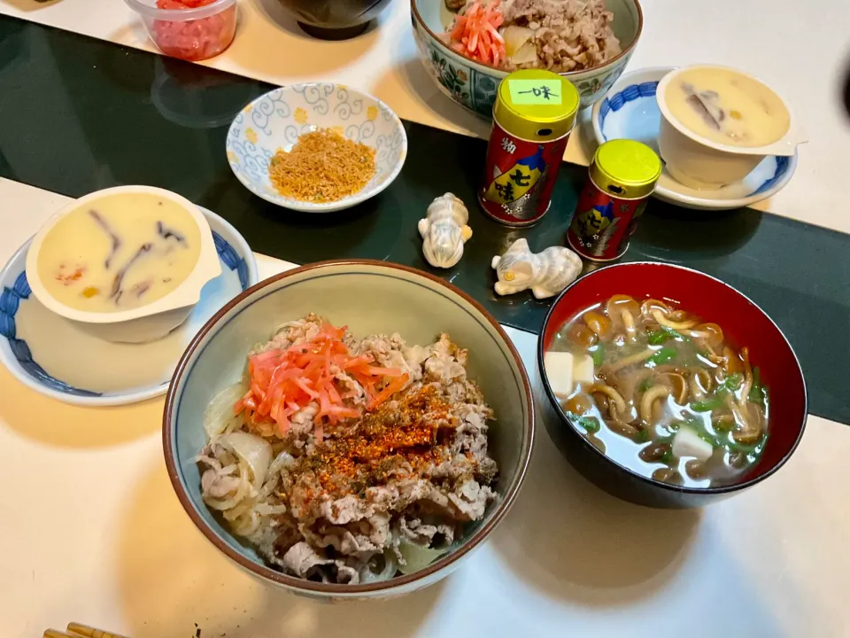 晩御飯　牛丼　スーパーの茶碗蒸　なめこと豆腐のお味噌汁|Takeshi  Nagakiさん