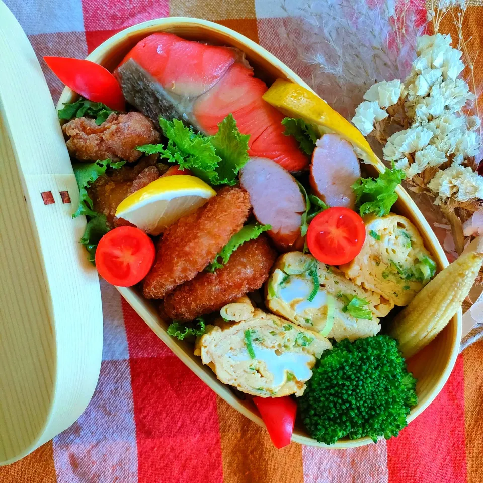 今日のわっぱご飯

焼き鮭弁当
　鮭の塩焼き
　だし巻き玉子
　コロッケ

美味しくできました✨|ふかふかごはんさん