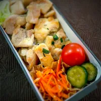 お弁当　鶏もも肉のネギ塩焼　にんじんツナサラダ　きゅうりの漬物|mmmさん