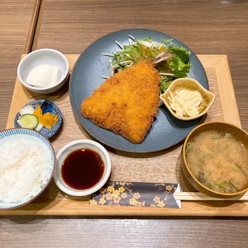 大きなアジフライ定食|ちゃみこさん