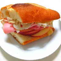 12/2の朝ごはん
フランスパンのサンドイッチ|卯月さん