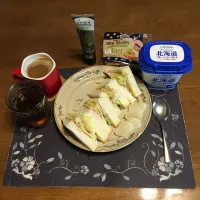 サンドイッチ、オーガニックミニトースト、オーガニックペースト、べったら漬け、ホットコーヒー、烏龍茶、カシスジャム入りヨーグルト(昼飯)|enarinさん