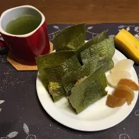 わさびふりかけと鰹ふりかけと塩昆布のおにぎり、べったら漬け、沢庵、熱い日本茶、バナナ(朝ご飯)|enarinさん