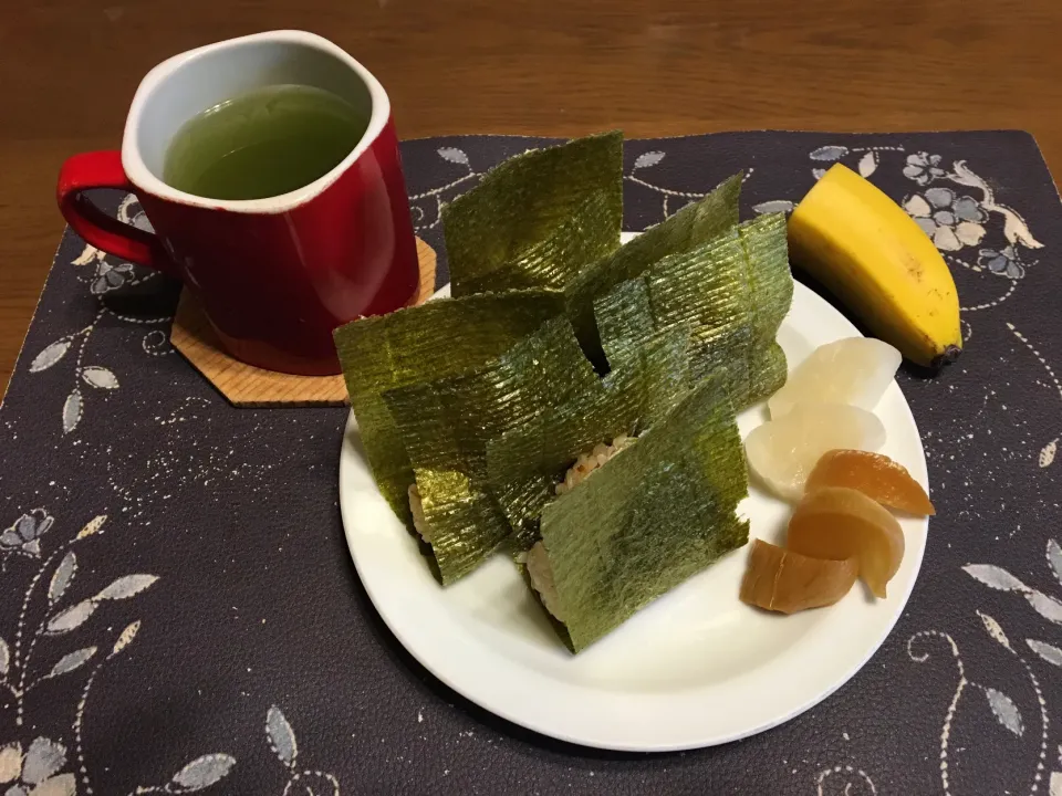 わさびふりかけと鰹ふりかけと塩昆布のおにぎり、べったら漬け、沢庵、熱い日本茶、バナナ(朝ご飯)|enarinさん