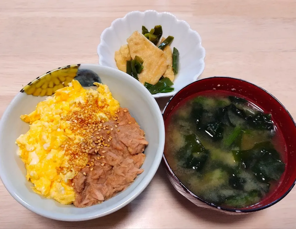 2024 1126　ツナそぼろ　九条ネギと油揚げの煮浸し　ほうれん草とわかめのお味噌汁|いもこ。さん