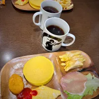 チキンナゲット　フレンチフライ　オムレツ　生ハム　スイートポテトのパンケーキ　コーヒー|ch＊K*∀o(^^*)♪さん