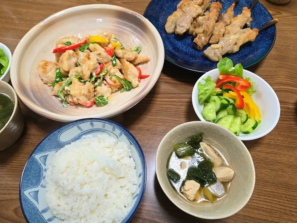 鶏むねのマヨネーズ和え・焼き鳥・ささみとチンゲン菜のコンソメスープ・ご飯・サラダ🌺|chiyukiさん