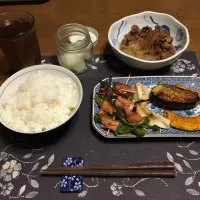 ご飯、国産黒毛和牛切り落としの牛丼のあたま、ピーマンのハム巻きソテー、なす＆エリンギ＆薄切りかぼちゃソテー、べったら漬け、烏龍茶(夕飯)|enarinさん